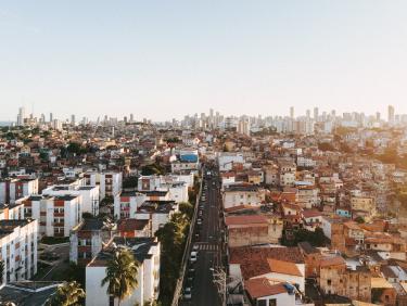 Slum und Hochhäuser in Brasilien
